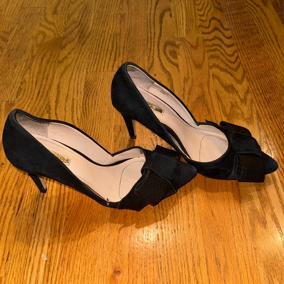 COPY - Tahari Black Bow Pumps - Picture 4 of 6